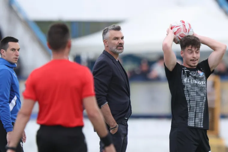 Crno u Osijeku: Boysi mahali zastavom, ali svi su gledali u trenera Vukovara