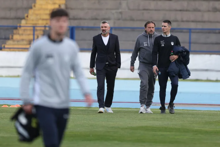 Crno u Osijeku: Boysi mahali zastavom, ali svi su gledali u trenera Vukovara