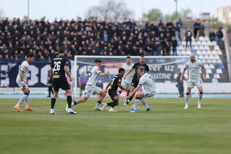 Crno u Osijeku: Boysi mahali zastavom, ali svi su gledali u trenera Vukovara