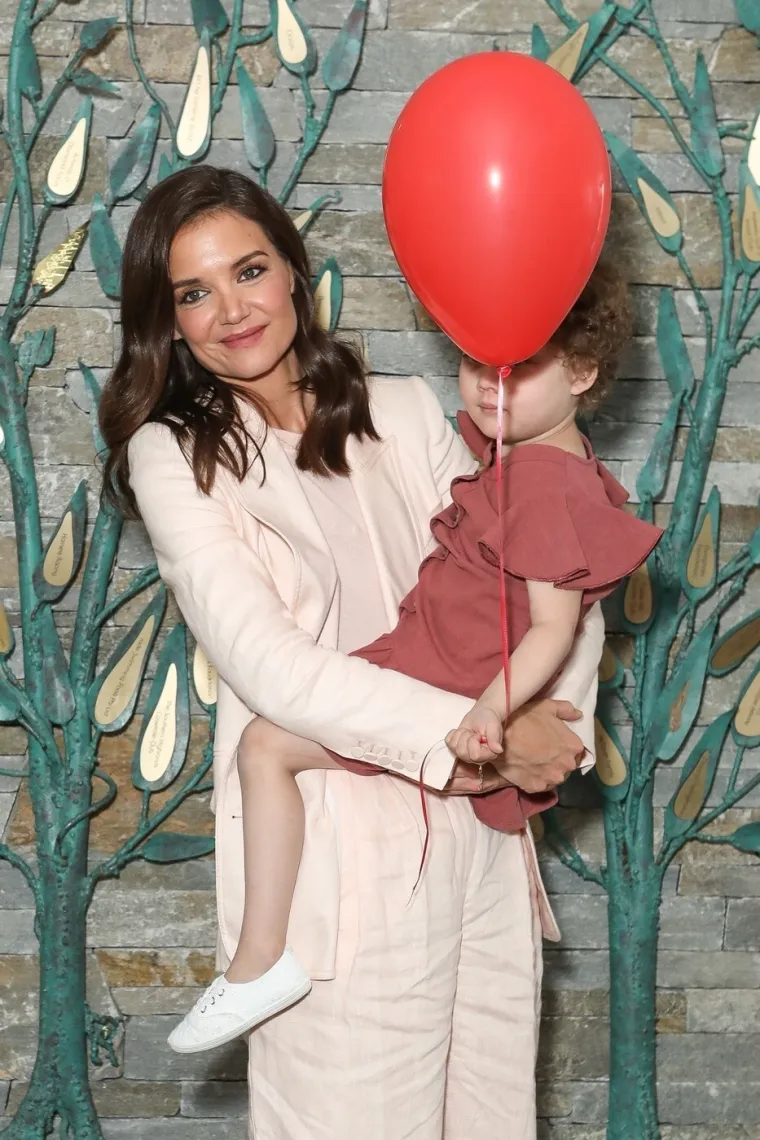 Jedva se izvukla iz ralja scijentologije, a sad je snimili na ulici: Ovako izgleda Katie Holmes