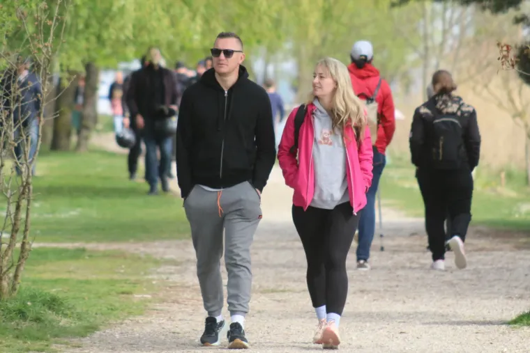 Crnokosa dama zapela oku fotografa na jednoj od najposjećenijih &scaron;etnica
