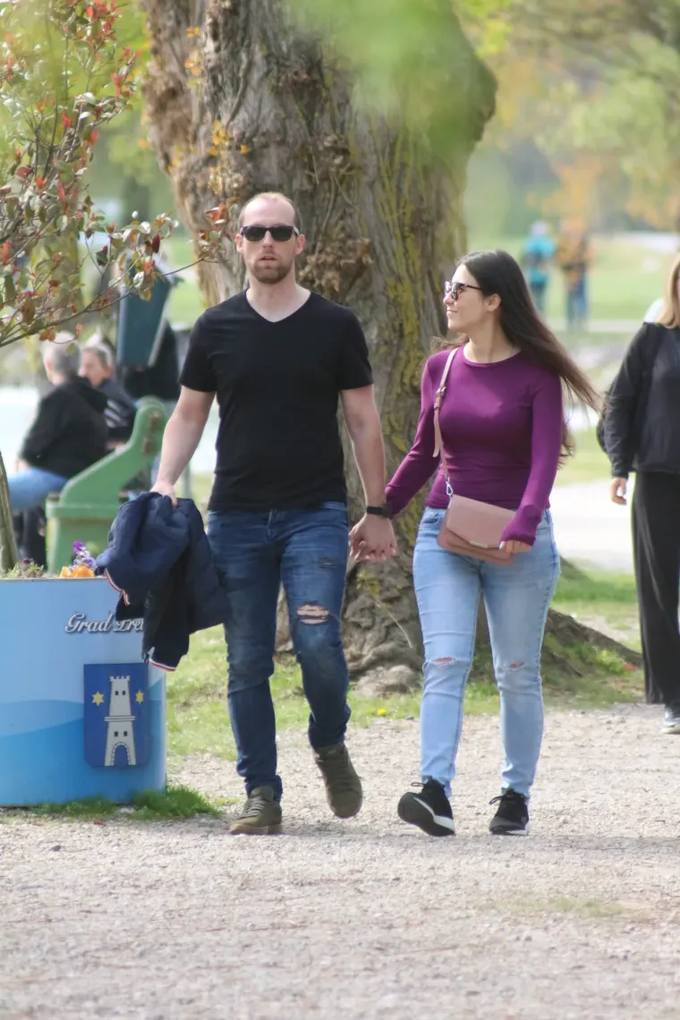 Crnokosa dama zapela oku fotografa na jednoj od najposjećenijih &scaron;etnica