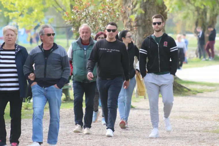 Crnokosa dama zapela oku fotografa na jednoj od najposjećenijih &scaron;etnica