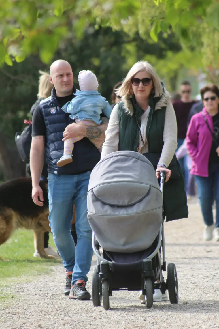 Crnokosa dama zapela oku fotografa na jednoj od najposjećenijih &scaron;etnica