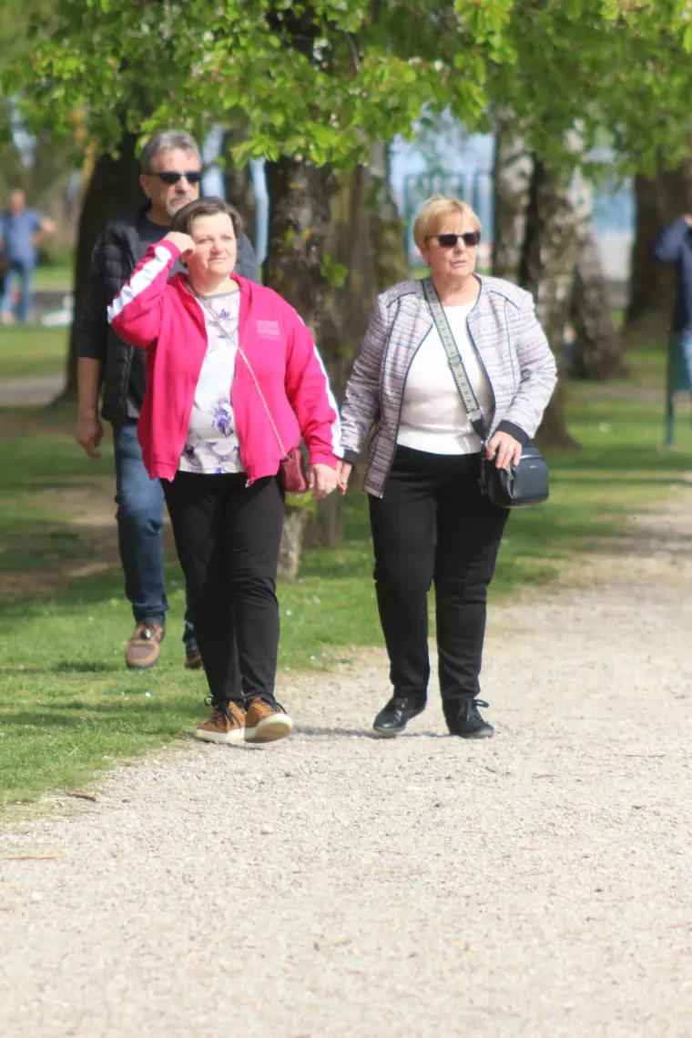 Crnokosa dama zapela oku fotografa na jednoj od najposjećenijih &scaron;etnica