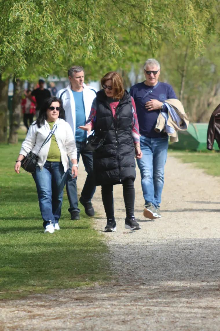 Crnokosa dama zapela oku fotografa na jednoj od najposjećenijih &scaron;etnica