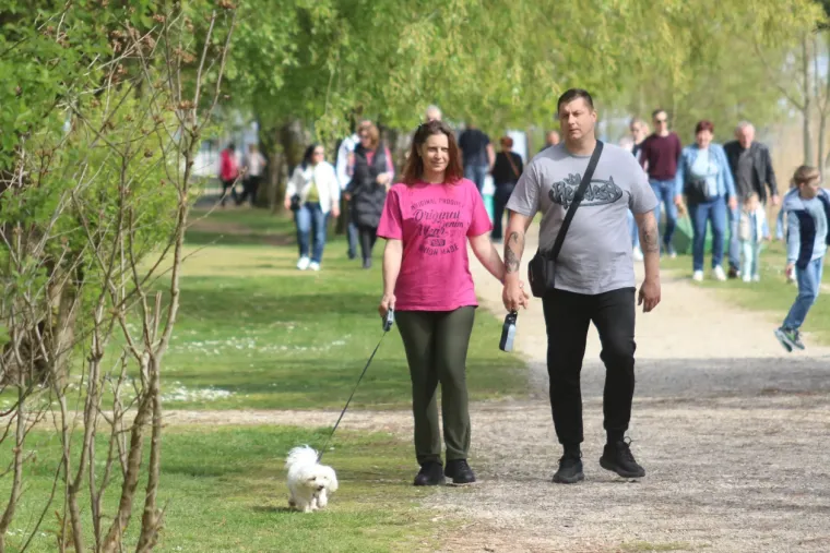 Crnokosa dama zapela oku fotografa na jednoj od najposjećenijih &scaron;etnica