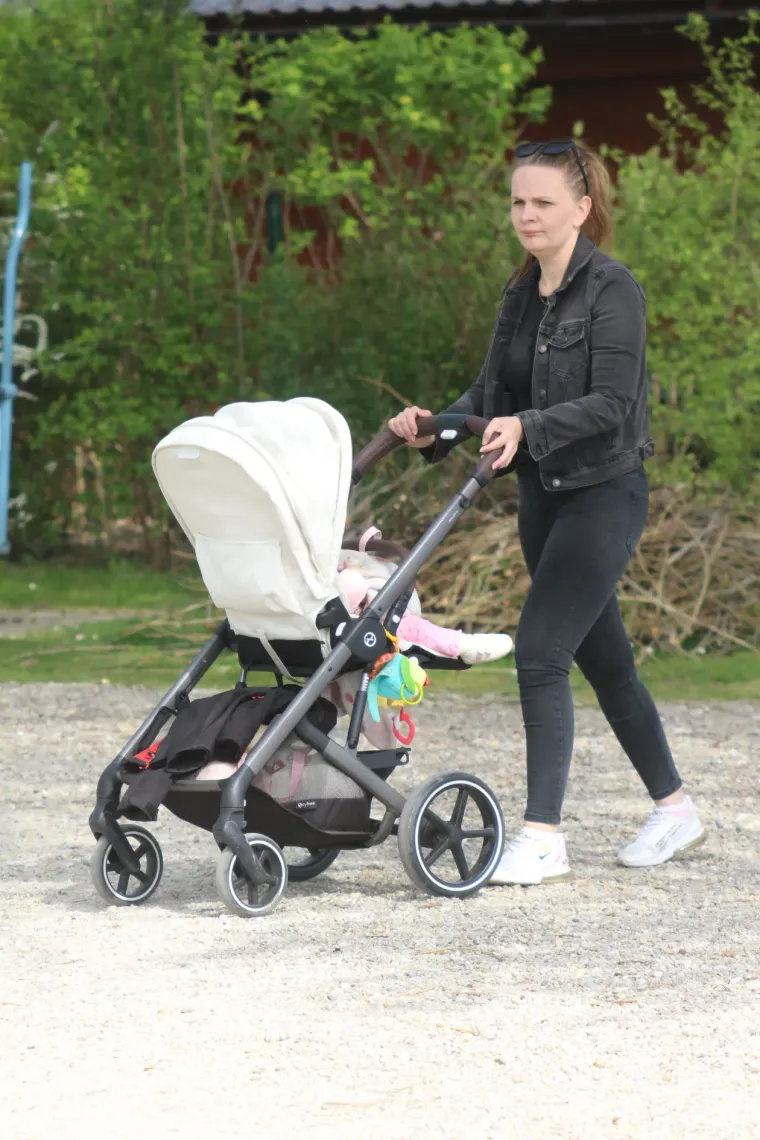Crnokosa dama zapela oku fotografa na jednoj od najposjećenijih &scaron;etnica