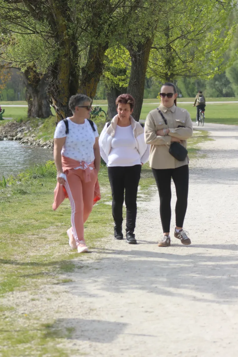 Crnokosa dama zapela oku fotografa na jednoj od najposjećenijih &scaron;etnica
