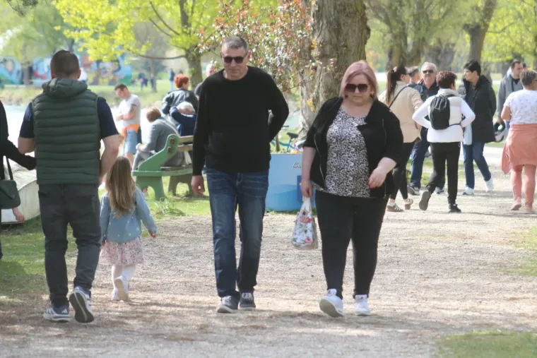 Crnokosa dama zapela oku fotografa na jednoj od najposjećenijih &scaron;etnica