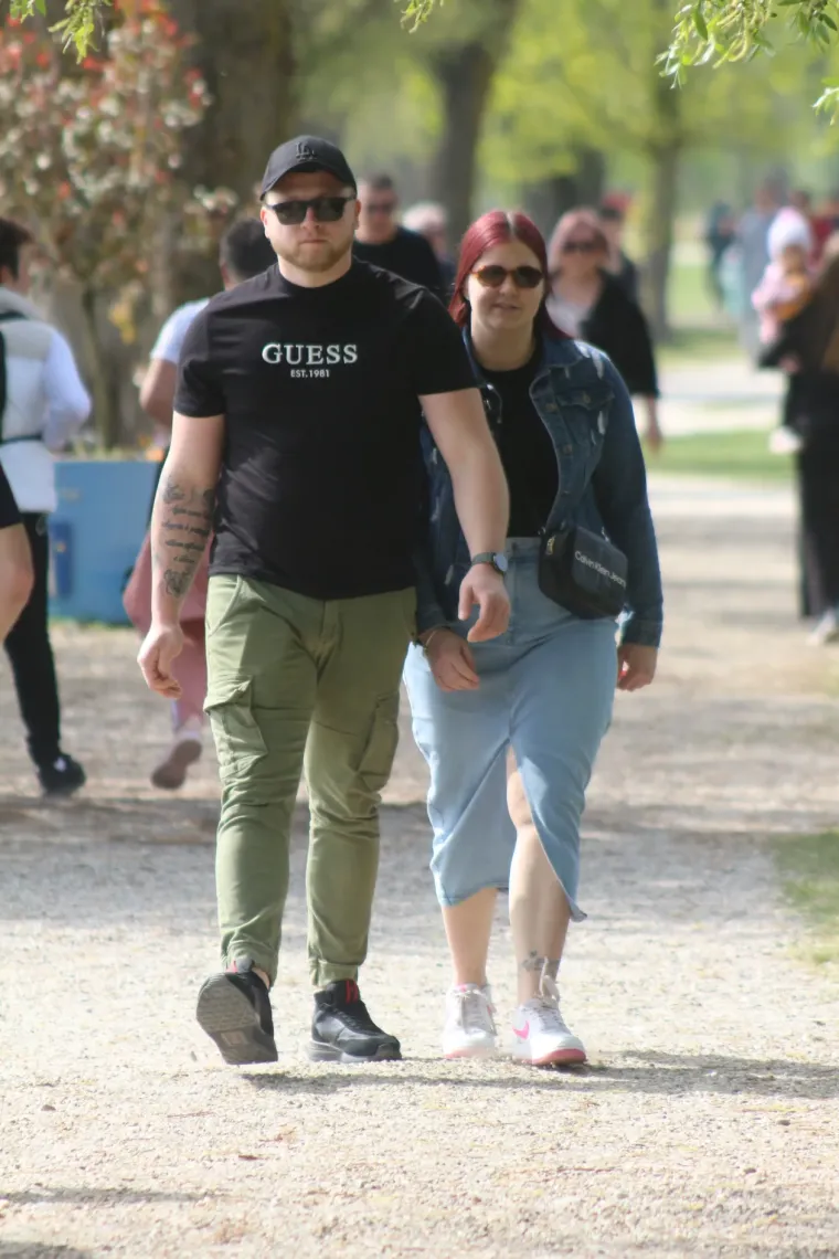 Crnokosa dama zapela oku fotografa na jednoj od najposjećenijih &scaron;etnica