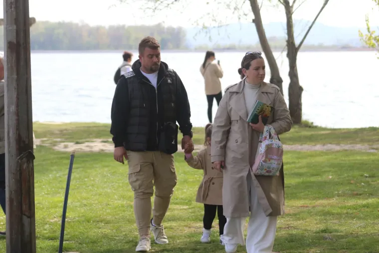 Crnokosa dama zapela oku fotografa na jednoj od najposjećenijih &scaron;etnica