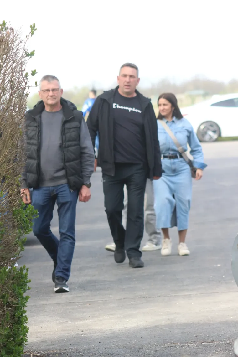 Crnokosa dama zapela oku fotografa na jednoj od najposjećenijih &scaron;etnica