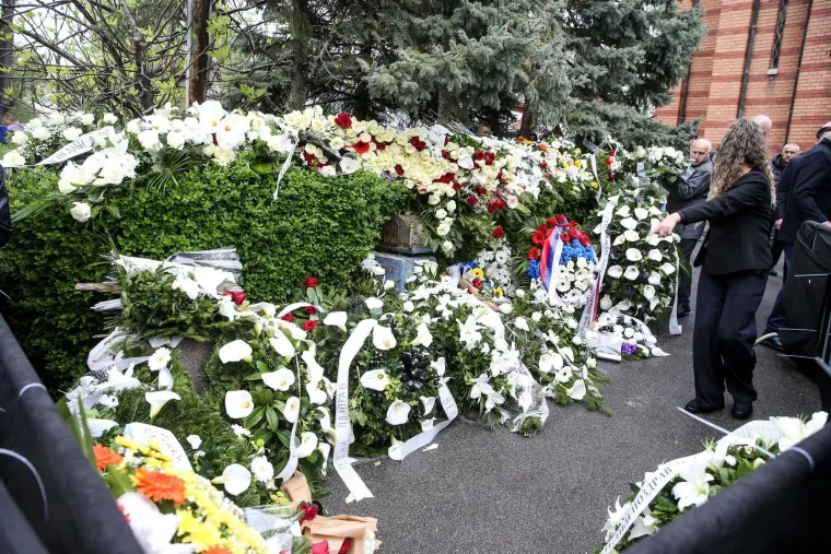 Brojni poznati se oprostili od Du&scaron;ka Vujo&scaron;evića uz stihove hrvatske dive