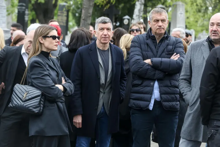 Brojni poznati se oprostili od Du&scaron;ka Vujo&scaron;evića uz stihove hrvatske dive