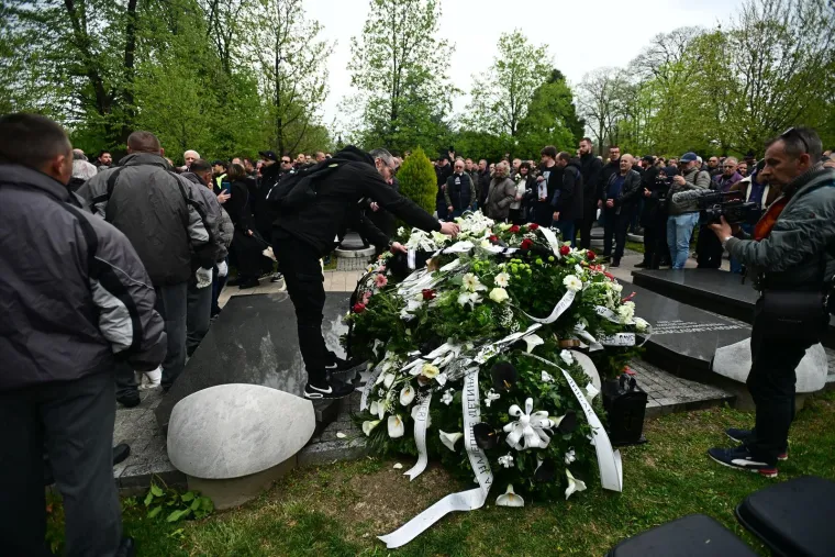 Brojni poznati se oprostili od Du&scaron;ka Vujo&scaron;evića uz stihove hrvatske dive