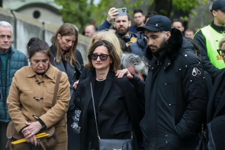 Brojni poznati se oprostili od Du&scaron;ka Vujo&scaron;evića uz stihove hrvatske dive