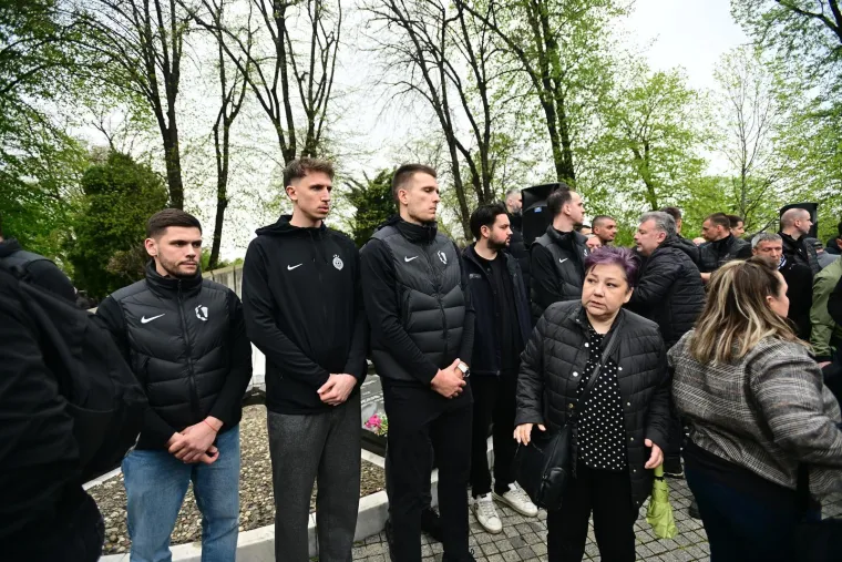 Brojni poznati se oprostili od Du&scaron;ka Vujo&scaron;evića uz stihove hrvatske dive