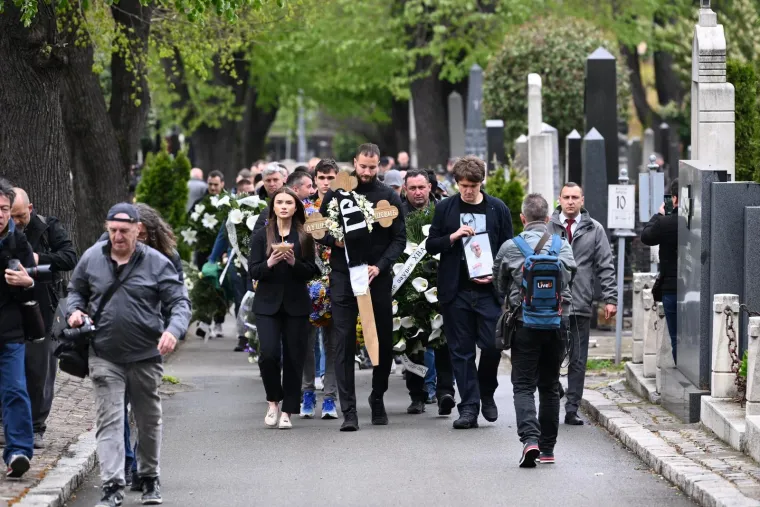 Brojni poznati se oprostili od Du&scaron;ka Vujo&scaron;evića uz stihove hrvatske dive