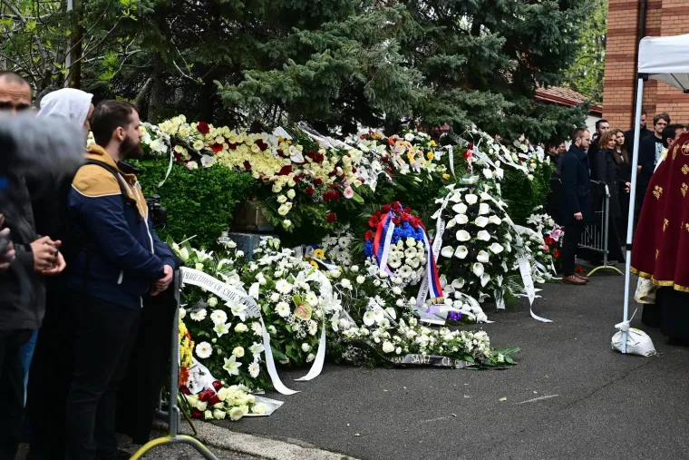 Brojni poznati se oprostili od Du&scaron;ka Vujo&scaron;evića uz stihove hrvatske dive