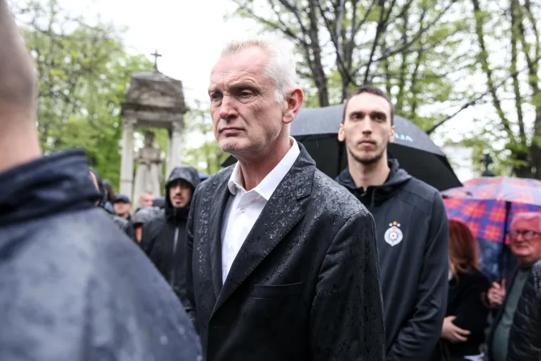 Brojni poznati se oprostili od Du&scaron;ka Vujo&scaron;evića uz stihove hrvatske dive