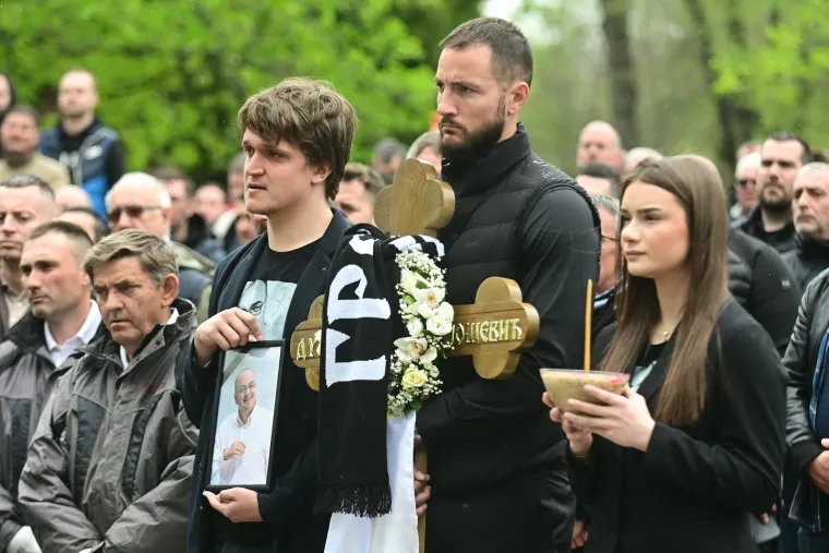 Brojni poznati se oprostili od Du&scaron;ka Vujo&scaron;evića uz stihove hrvatske dive