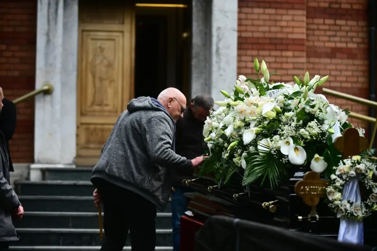 Brojni poznati se oprostili od Du&scaron;ka Vujo&scaron;evića uz stihove hrvatske dive