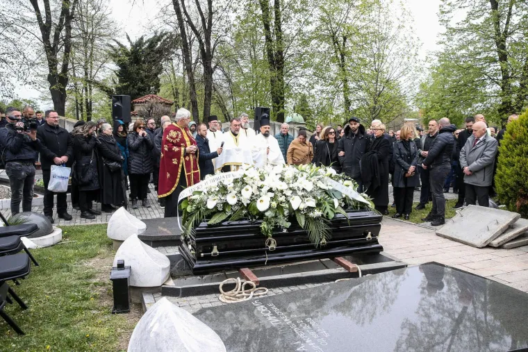 Brojni poznati se oprostili od Du&scaron;ka Vujo&scaron;evića uz stihove hrvatske dive