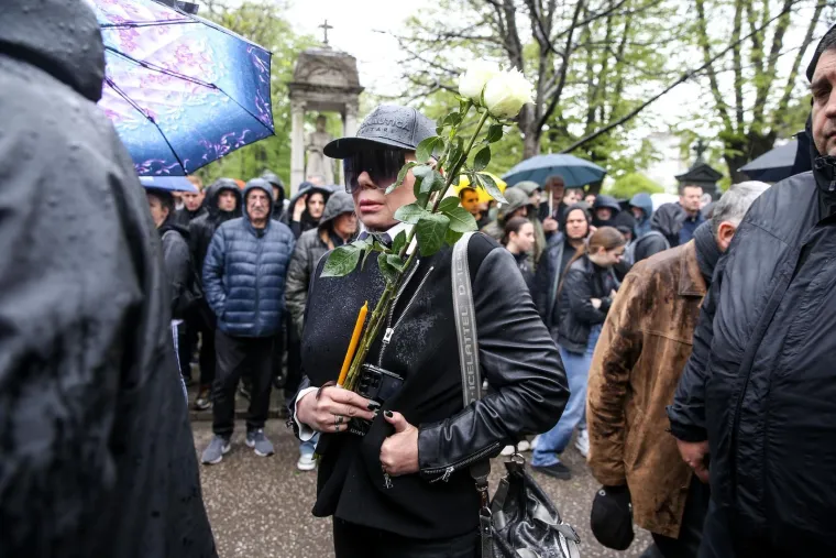 Brojni poznati se oprostili od Du&scaron;ka Vujo&scaron;evića uz stihove hrvatske dive
