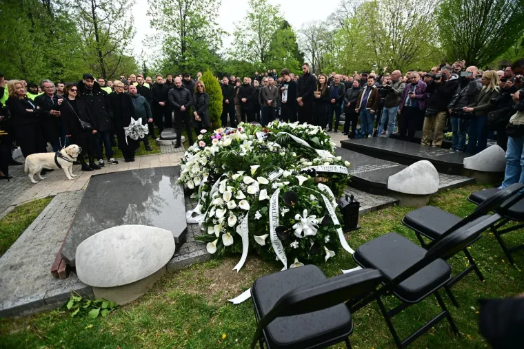 Brojni poznati se oprostili od Du&scaron;ka Vujo&scaron;evića uz stihove hrvatske dive