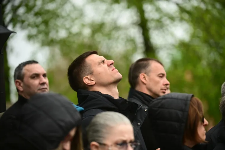 Na pogrebu Vujo&scaron;eviću i njegova labradorica: Potresni detalj pokazuje posebnu ljubav između njih