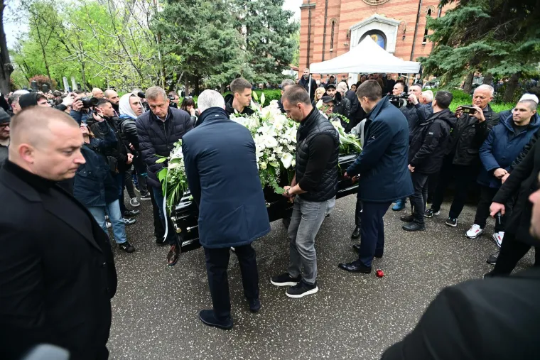 Na pogrebu Vujo&scaron;eviću i njegova labradorica: Potresni detalj pokazuje posebnu ljubav između njih