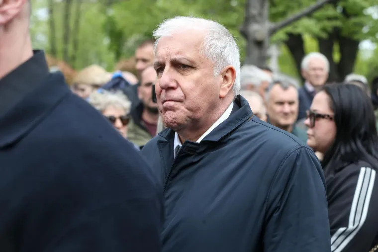 Na pogrebu Vujo&scaron;eviću i njegova labradorica: Potresni detalj pokazuje posebnu ljubav između njih