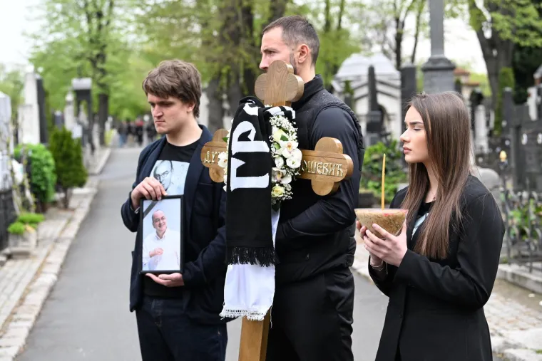 Na pogrebu Vujo&scaron;eviću i njegova labradorica: Potresni detalj pokazuje posebnu ljubav između njih