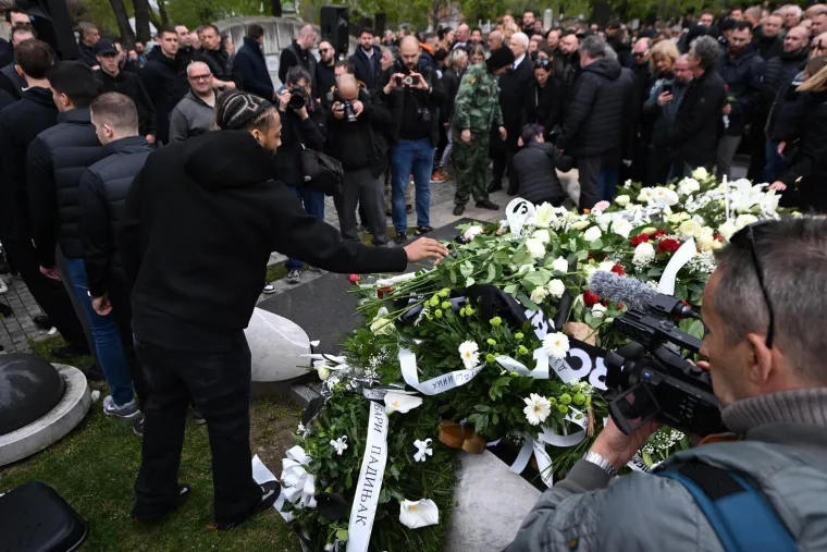 Na pogrebu Vujo&scaron;eviću i njegova labradorica: Potresni detalj pokazuje posebnu ljubav između njih