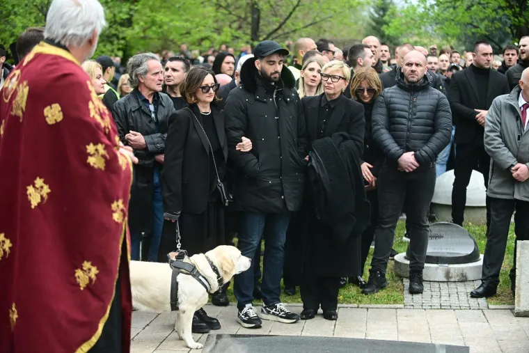 Na pogrebu Vujo&scaron;eviću i njegova labradorica: Potresni detalj pokazuje posebnu ljubav između njih
