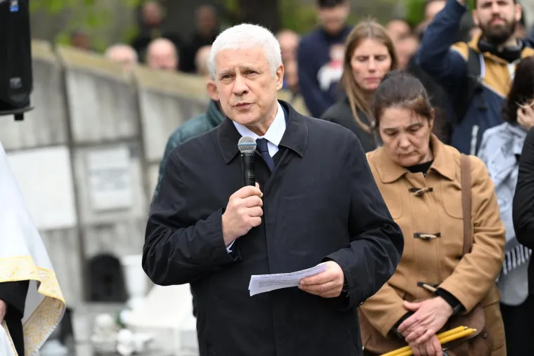 Na pogrebu Vujo&scaron;eviću i njegova labradorica: Potresni detalj pokazuje posebnu ljubav između njih