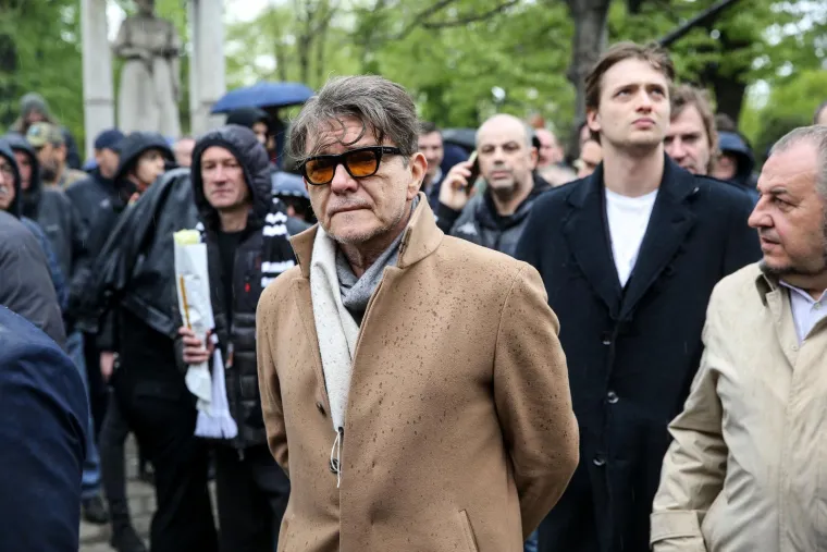 Na pogrebu Vujo&scaron;eviću i njegova labradorica: Potresni detalj pokazuje posebnu ljubav između njih