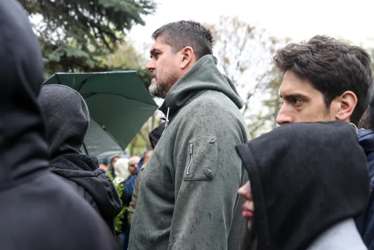 Na pogrebu Vujo&scaron;eviću i njegova labradorica: Potresni detalj pokazuje posebnu ljubav između njih