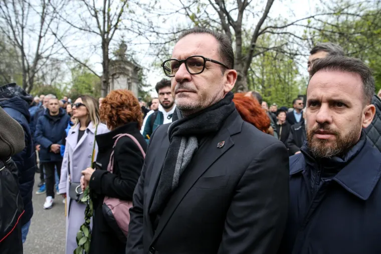 Na pogrebu Vujo&scaron;eviću i njegova labradorica: Potresni detalj pokazuje posebnu ljubav između njih