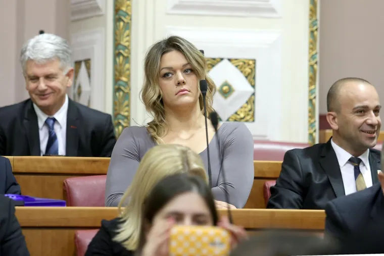 Tenisice zamijenila &scaron;tiklama: Biste li prepoznali Sandru ex. Perković s početka karijere?