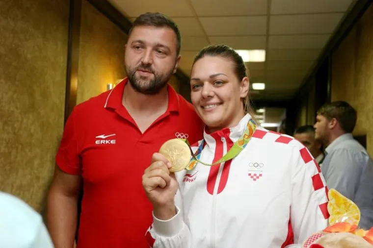 Tenisice zamijenila &scaron;tiklama: Biste li prepoznali Sandru ex. Perković s početka karijere?