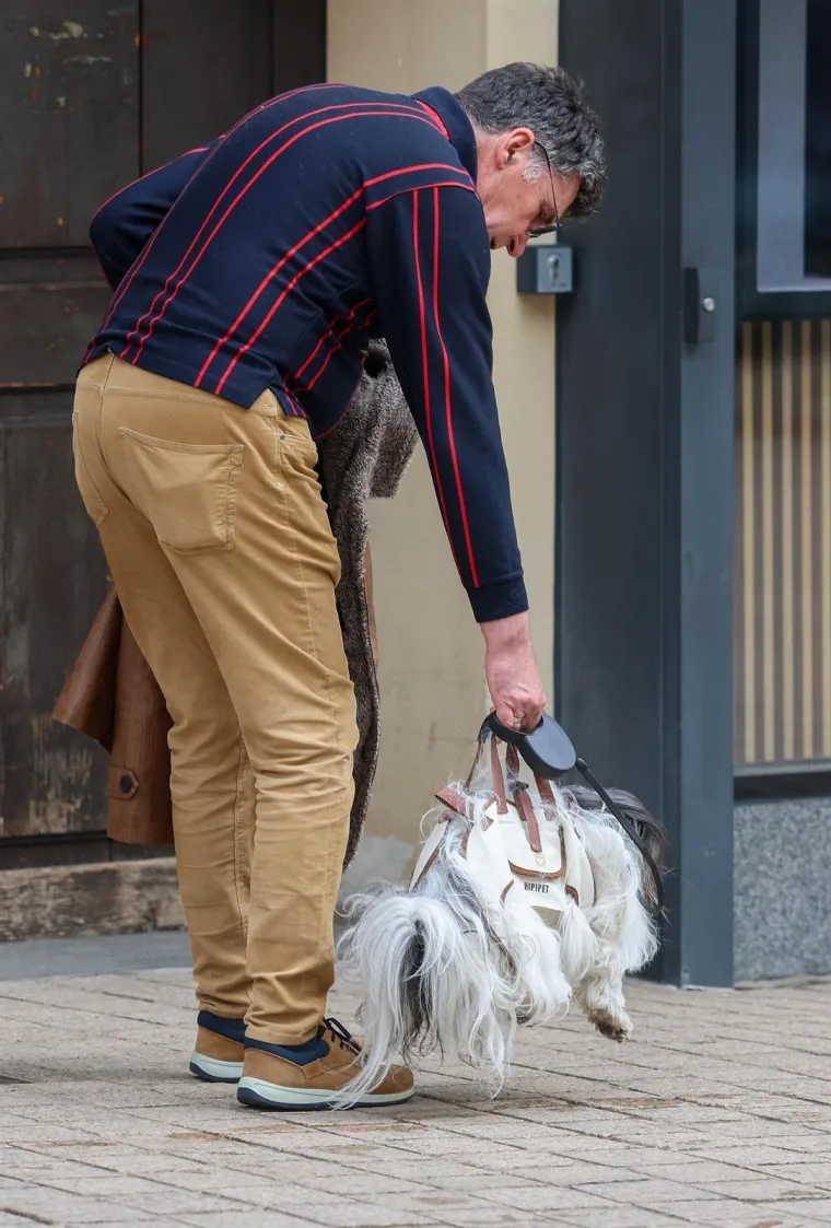 Prolaznici zastali i fotografirali 'modni dodatak': Pogledajte kako mu&scaron;karac nosi svog psa po Zagrebu