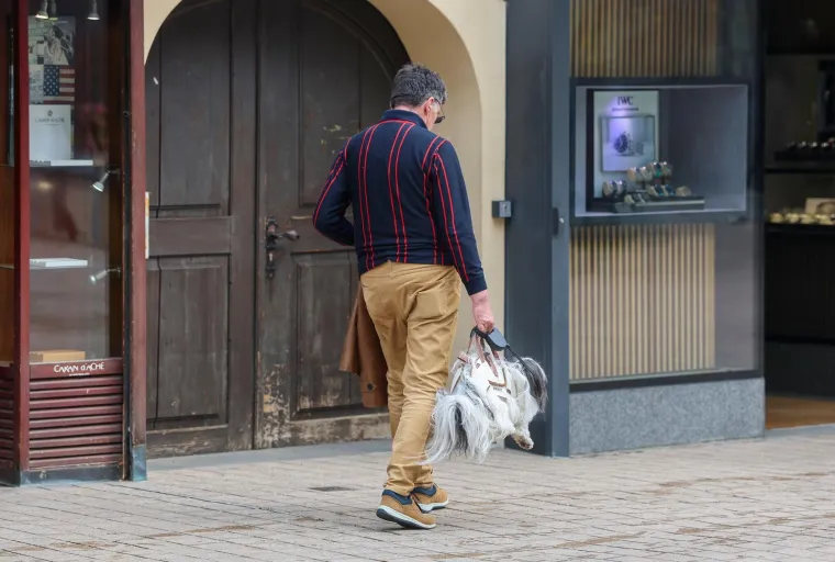 Prolaznici zastali i fotografirali 'modni dodatak': Pogledajte kako mu&scaron;karac nosi svog psa po Zagrebu