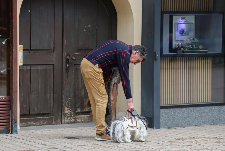 Prolaznici zastali i fotografirali 'modni dodatak': Pogledajte kako mu&scaron;karac nosi svog psa po Zagrebu