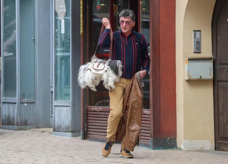Prolaznici zastali i fotografirali 'modni dodatak': Pogledajte kako mu&scaron;karac nosi svog psa po Zagrebu