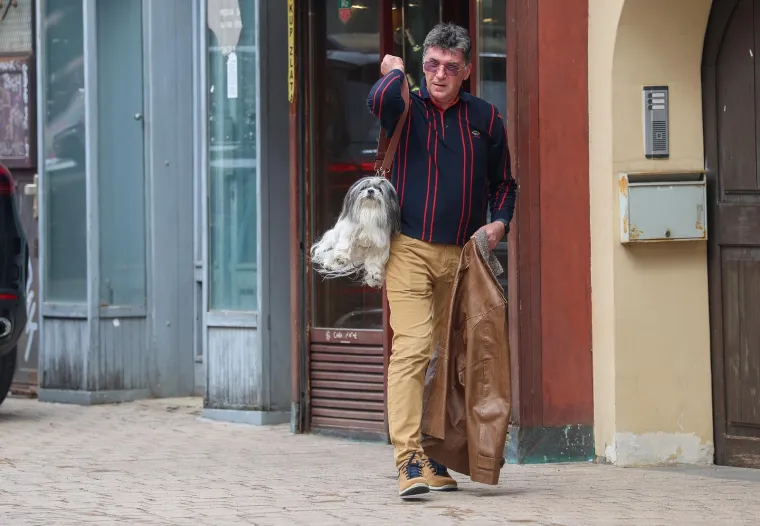 Prolaznici zastali i fotografirali 'modni dodatak': Pogledajte kako mu&scaron;karac nosi svog psa po Zagrebu