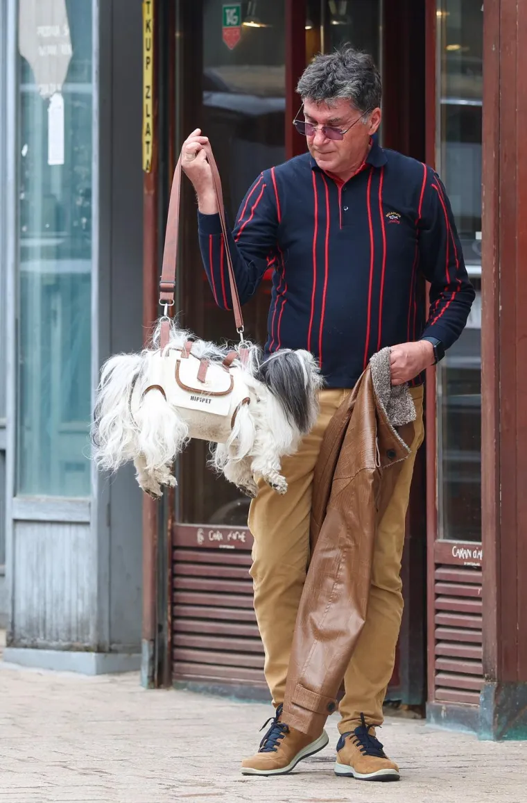 Prolaznici zastali i fotografirali 'modni dodatak': Pogledajte kako mu&scaron;karac nosi svog psa po Zagrebu