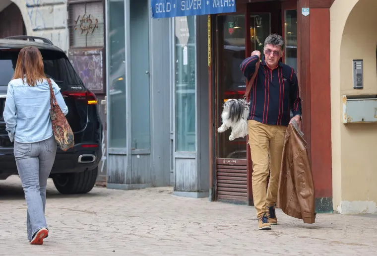 Prolaznici zastali i fotografirali 'modni dodatak': Pogledajte kako mu&scaron;karac nosi svog psa po Zagrebu