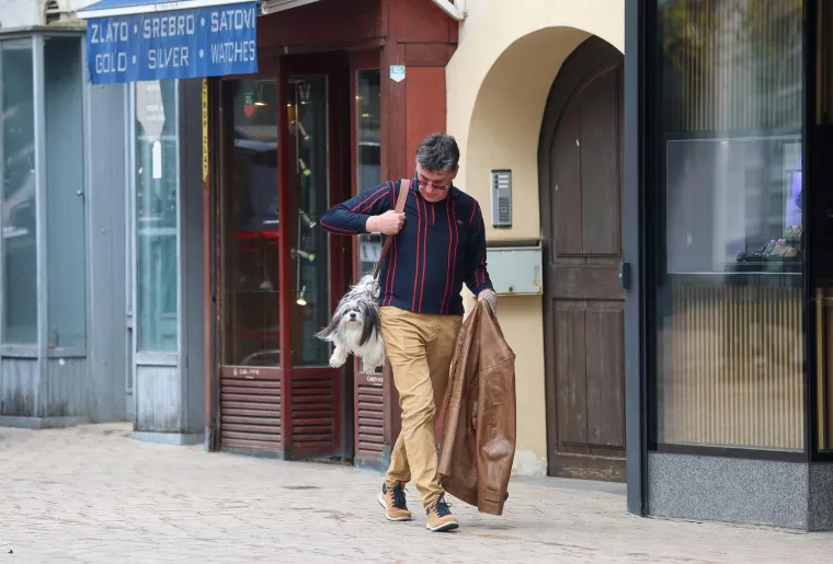Prolaznici zastali i fotografirali 'modni dodatak': Pogledajte kako mu&scaron;karac nosi svog psa po Zagrebu